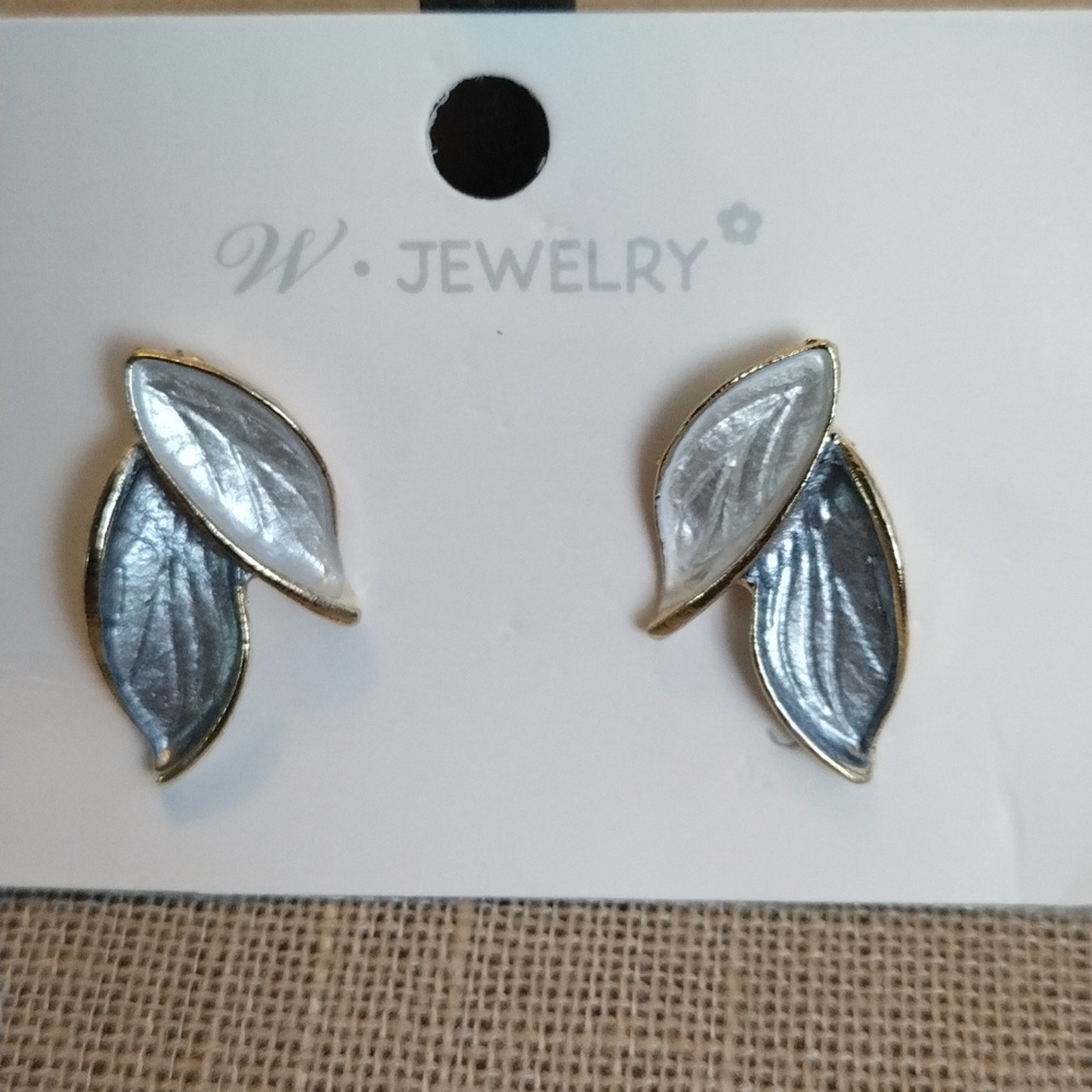 Post goldtone grey leaf earrings NEW